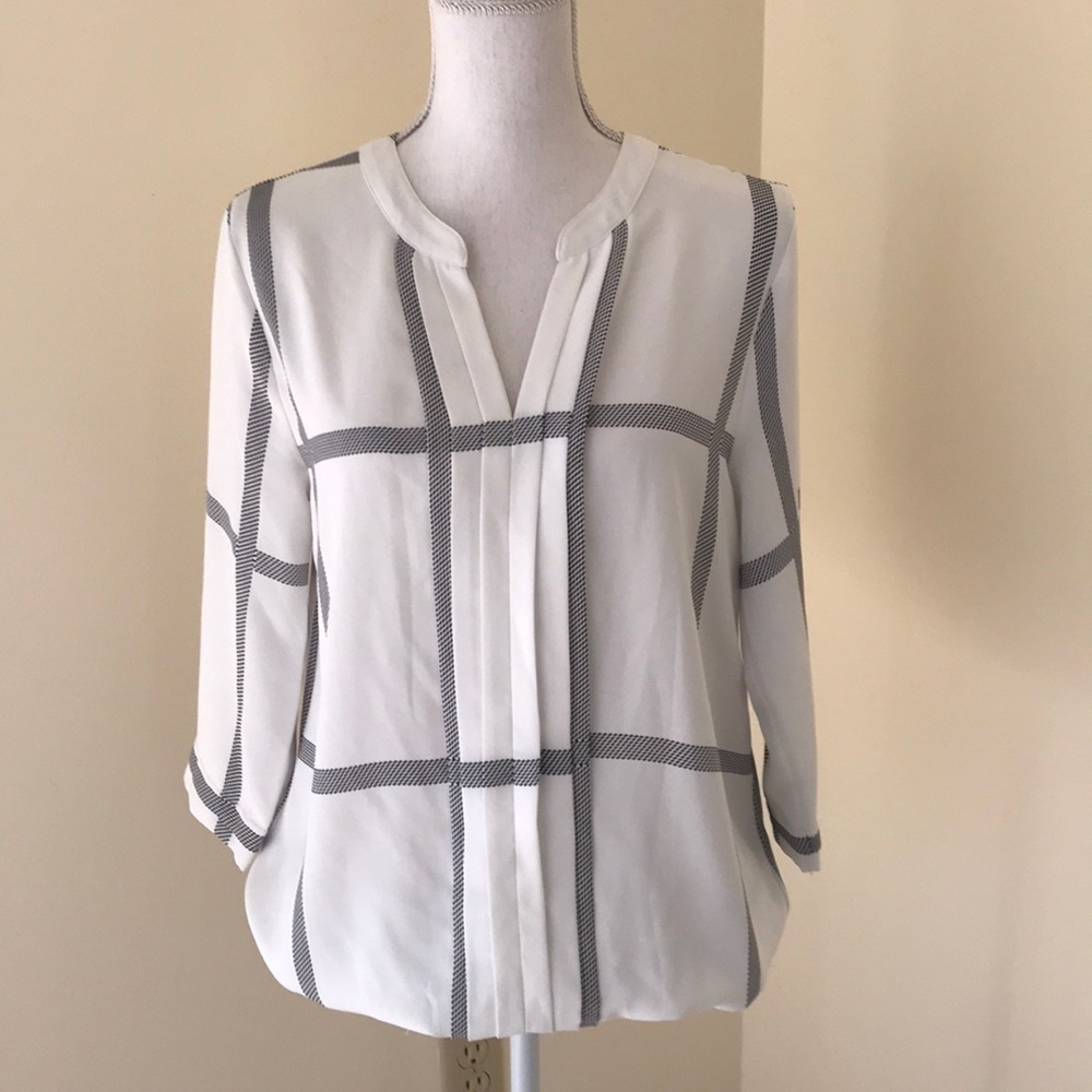 41 HAWTHORN Size M white with black pleated Top